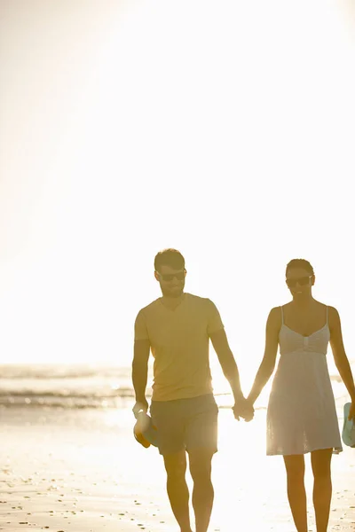 夏の愛 幸せなカップルが手を取り合いながらビーチを歩いていると — ストック写真