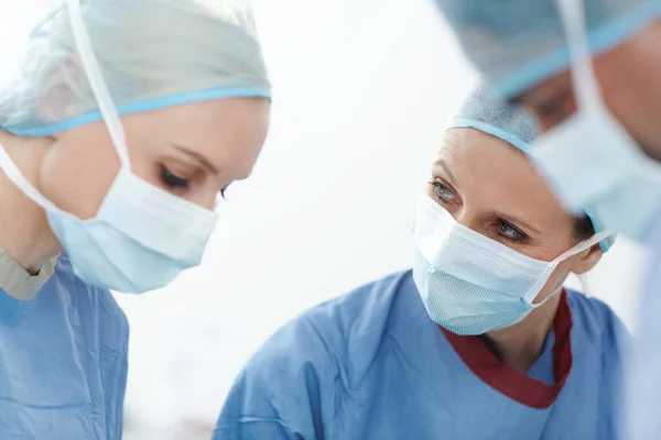 Gjør Det Bra Bare Deg God Tid Lukking Kvinnelig Kirurg – stockfoto