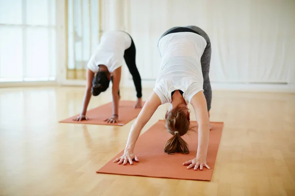 Melhorar Sua Flexibilidade Através Ioga Duas Mulheres Fazendo Ioga Juntas — Fotografia de Stock