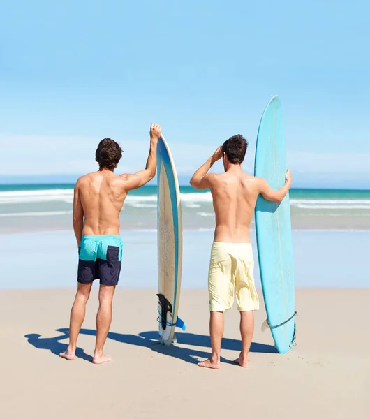 Ενθουσιασμένος Για Λίγο Σέρφινγκ Δύο Φίλοι Στην Παραλία Ετοιμάζονται Βουτήξουν — Φωτογραφία Αρχείου