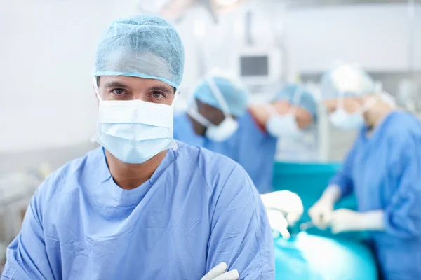 希望のような薬はありません 手術室に病院のスクラブを身に着けている自信の外科医の肖像画 — ストック写真