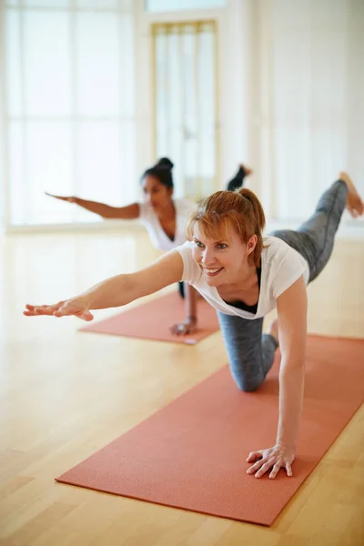 Ontspannen Met Wat Yoga Twee Vrouwen Doen Yoga Samen Een — Stockfoto