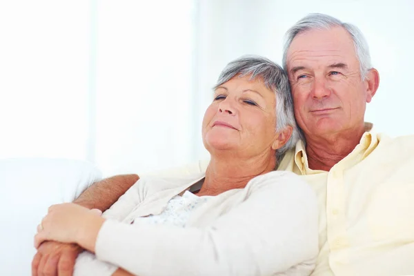 Lovely Mature Couple Relaxing Home Portrait Beautiful Mature Couple Relaxing — Stock Photo, Image