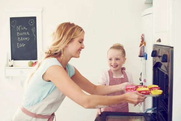 Oven Schattig Klein Meisje Bakken Keuken Thuis Met Haar Moeder — Stockfoto
