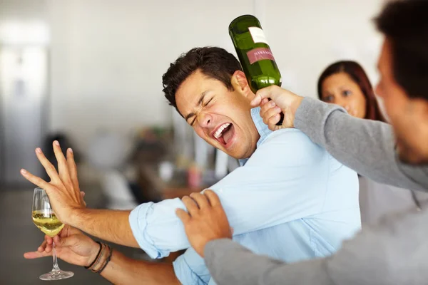 暴力的で揮発性 悪い飲酒習慣 ワインボトルで頭にぶつかって酒を飲んでる男 — ストック写真
