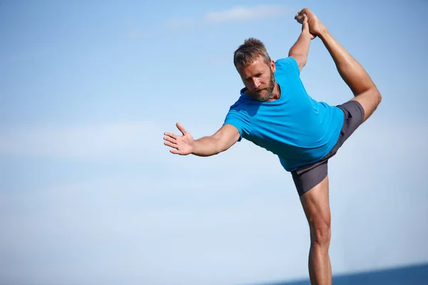 Çok Fazla Konsantrasyon Gerektiriyor Yakışıklı Olgun Bir Adam Dışarıda Yoga — Stok fotoğraf