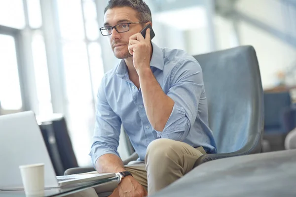 Chamada Telefônica Empresário Homem Negócios Aeroporto Para Networking Comunicação Negociação — Fotografia de Stock