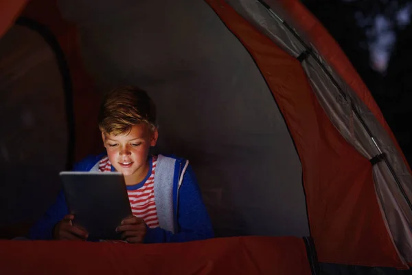 Tent Erentertainment 露营时使用数码平板电脑的小男孩 — 图库照片