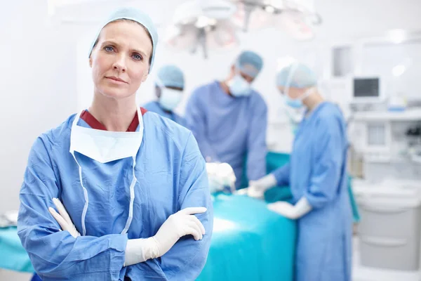 Hold Power Life Portrait Serious Surgical Doctor Standing Her Arms — Stock Photo, Image