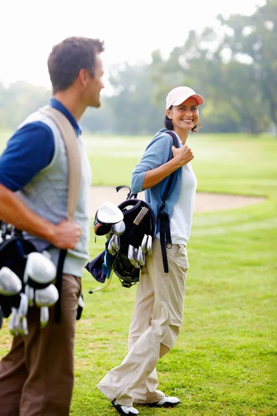Mujer Llevando Bolsa Golf Céntrate Mujer Sonriente Que Lleva Una — Foto de Stock