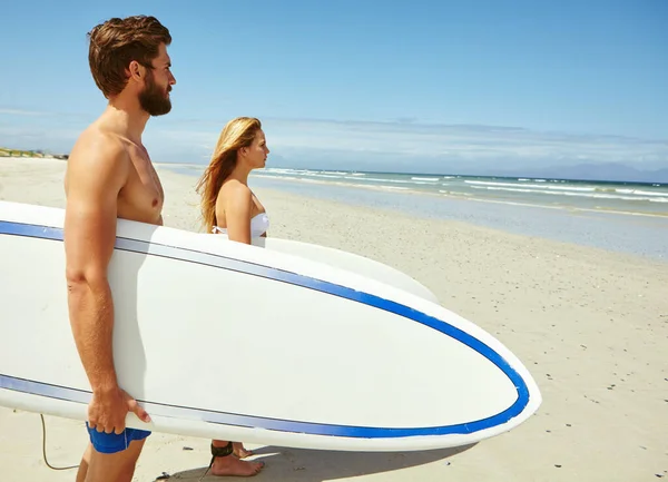 彼らのためにビーチに住んでいます ビーチに立っている若いカップルが海を眺めながら — ストック写真