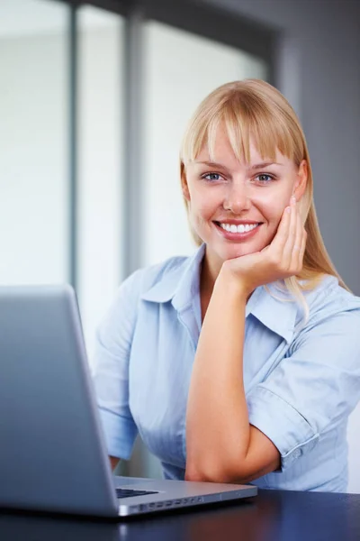 Szczęśliwa Kobieta Laptopem Relaks Kobieta Biznesu Siedzi Przy Biurku Laptopem — Zdjęcie stockowe