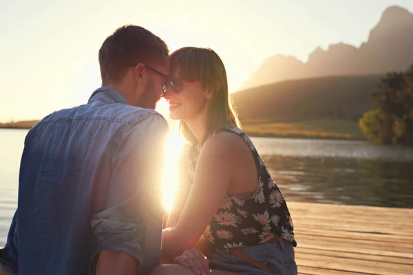 Solnedgångs Romantik Ett Kärleksfullt Ungt Par Som Sitter Brygga Vid — Stockfoto