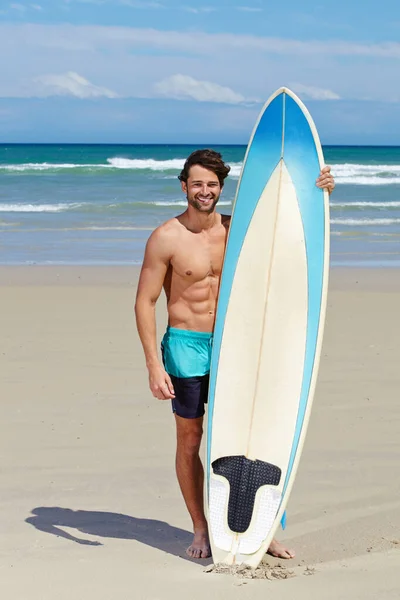 Sörf Yapmaya Hazır Sörf Tahtasına Yaslanmış Genç Bir Adam Kameraya — Stok fotoğraf