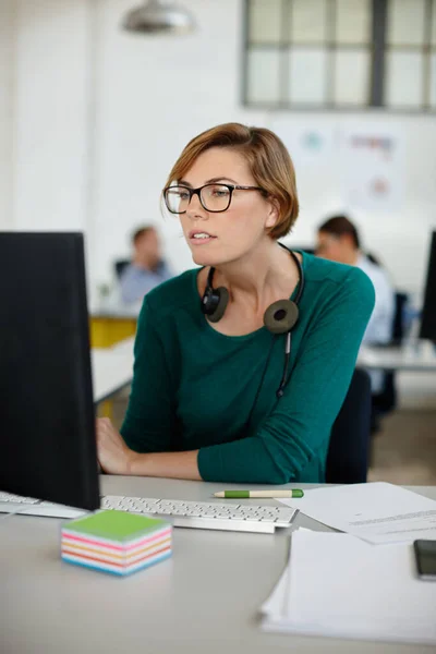 Bądźmy Kreatywni Piękna Kobieta Słuchawkach Podczas Pracy Przy Biurku Biurze — Zdjęcie stockowe