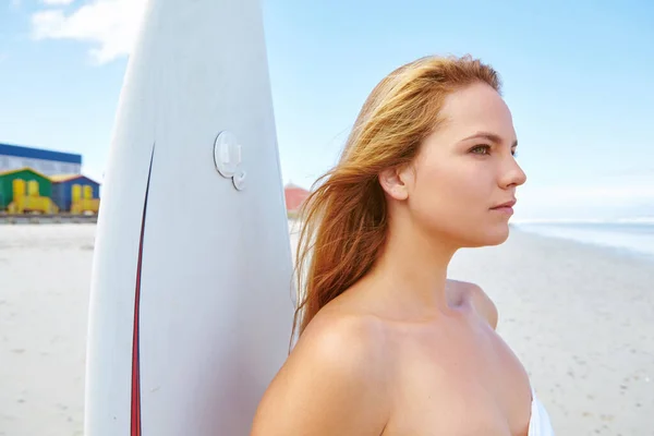Die Wellen Warten Eine Junge Frau Steht Mit Ihrem Surfbrett — Stockfoto