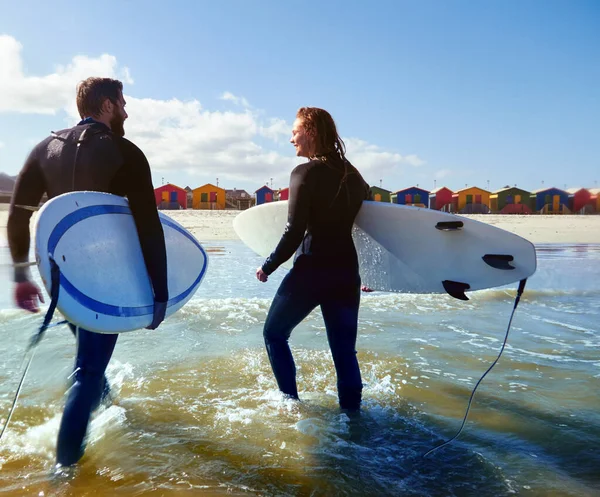 私の恋人とサーフィン お気に入りのビーチでサーフィンをしている若いカップルのレビューショット — ストック写真