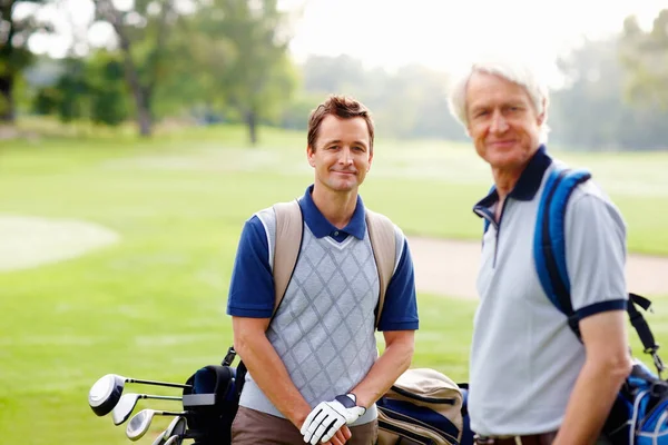 Les Golfeurs Sourient Portrait Père Fils Debout Sur Terrain Golf — Photo
