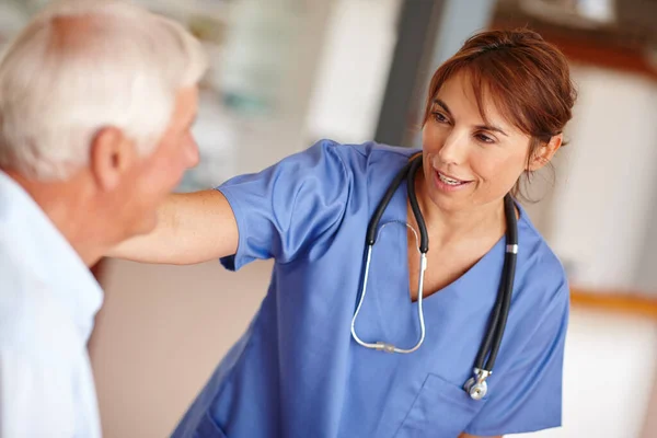Ela Profissional Gentil Atencioso Uma Enfermeira Verificar Sua Paciente Sénior — Fotografia de Stock