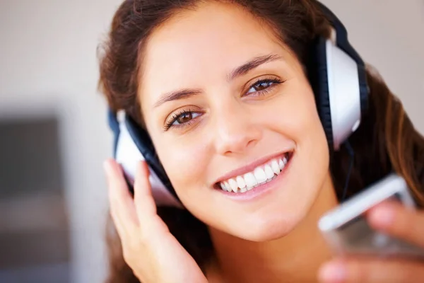 Bonita Mujer Escuchando Música Primer Plano Mujer Bonita Escuchando Música — Foto de Stock
