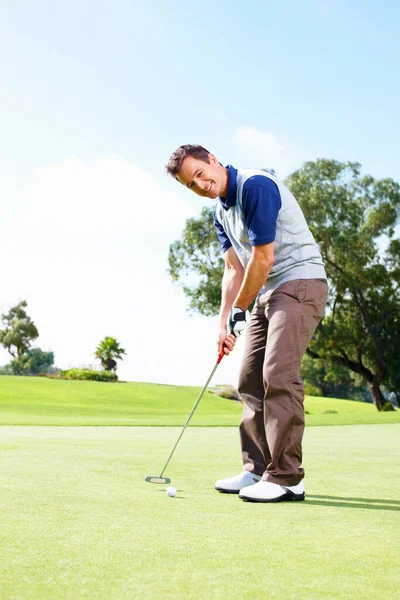 Golfista Sorridente Pôr Bola Comprimento Total Homem Sorrindo Jogando Golfe — Fotografia de Stock