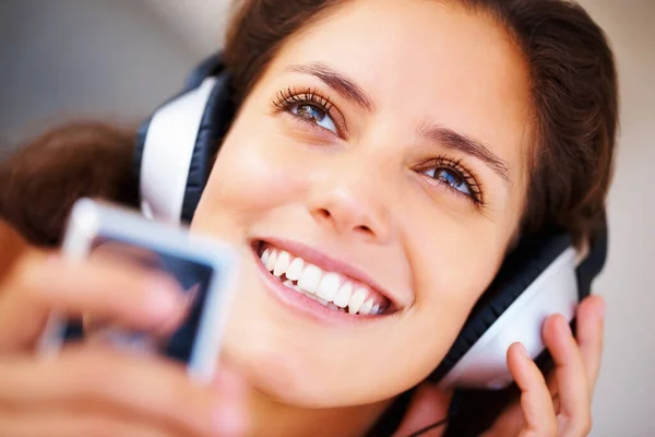 Atrakcyjna Kobieta Słuchawkami Zbliżenie Atrakcyjnej Uśmiechniętej Kobiety Słuchającej Muzyki Swoim — Zdjęcie stockowe
