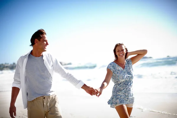 Przechadzają Się Plaży Żeby Oczyścić Umysł Szczęśliwa Dojrzała Para Spacerująca — Zdjęcie stockowe