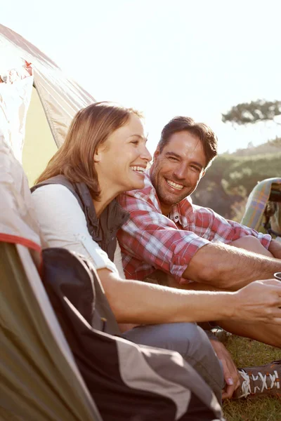 爱上了彼此和大自然 一对年轻夫妇在露营途中坐在他们的帐篷边 — 图库照片