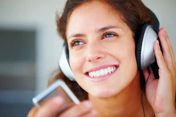 Linda Mujer Joven Escuchando Música Los Auriculares Primer Plano Linda — Foto de Stock