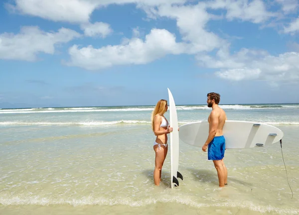 Surf Geliefden Een Jong Koppel Met Hun Surfplanken Ondiep Water — Stockfoto