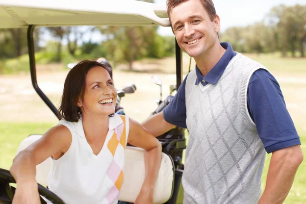 Orgulloso Que Esposa Juegue Golf Mujer Sonriente Sentada Carrito Golf — Foto de Stock