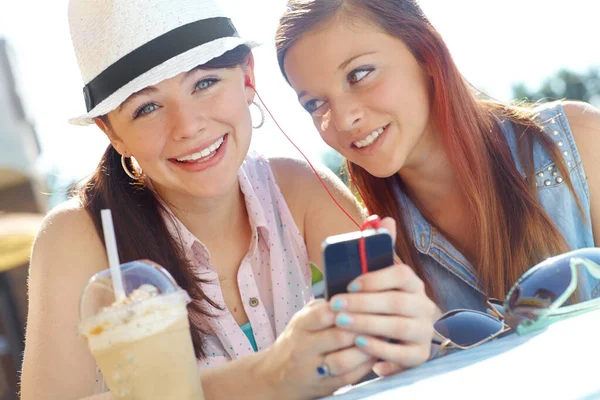 Sharing Love Music Two Adolescent Girls Sharing Earphones While Listening — Stock Photo, Image