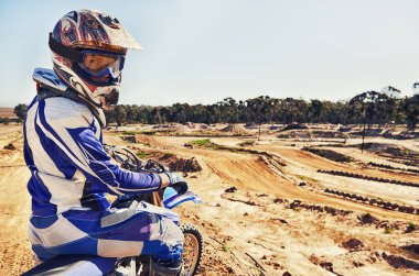 Portre, motosiklet ve kirli bir pistteki adam aksiyon, rekabet ya da açık havada bir spor yarışı için. Bisiklete binmek, bisiklete binmek ve motorsiklet sürmek, antrenman yapmak ya da hazırlık yapmak için motorsiklete binmek..