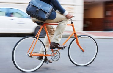 Seyahat, bisiklet ve iş adamının bacakları işe ya da randevuya giderken yolda. Karbon ayak izi, bisiklet ve bisikletli erkek ayakkabıları çevre dostu ulaşım ile şehirde seyahat ediyor..
