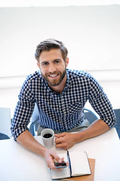 Hora Ser Productivo Retrato Hombre Negocios Usando Celular Tomando Café — Foto de Stock