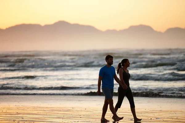 私たちの一日を開始する静かな時間 昼休みにビーチを歩いているカップルは — ストック写真