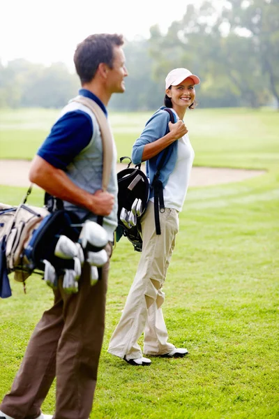 Golf Sahasında Golf Çantalarıyla Yürüyen Bir Çift Golf Çantası Taşıyan — Stok fotoğraf
