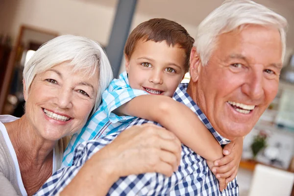 Szeretjük Eljön Látogatóba Egy Kisfiú Nagyszüleivel — Stock Fotó