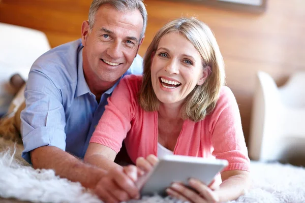 Keeping Modern Technology Loving Husband Wife Using Digital Tablet Together — Stock Photo, Image