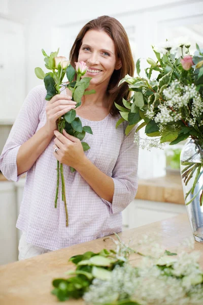 stock image Putting the finishing touches to her beautiful bouquet. Portrait of a beautiful woman arranging a bouquet of flowers