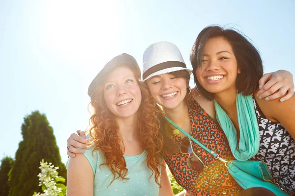 Heldere Zonnige Glimlach Drie Tienermeisjes Die Vrolijk Glimlachen Met Hun — Stockfoto
