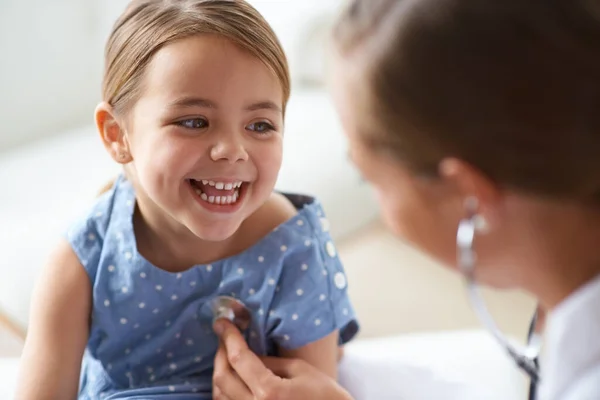 Glad Flicka Barn Och Barnläkare Med Stetoskop För Medicinsk Konsultation — Stockfoto