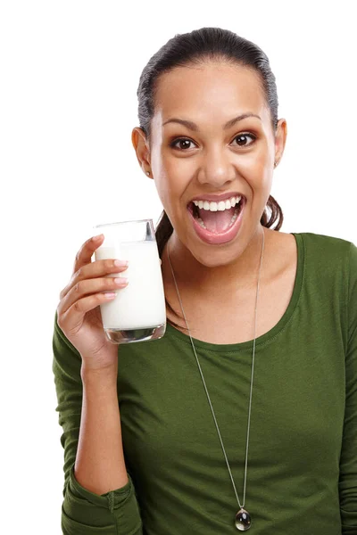 Ничего Лучше Холодного Стакана Молока Портрет Привлекательной Молодой Женщины Взволнованной — стоковое фото