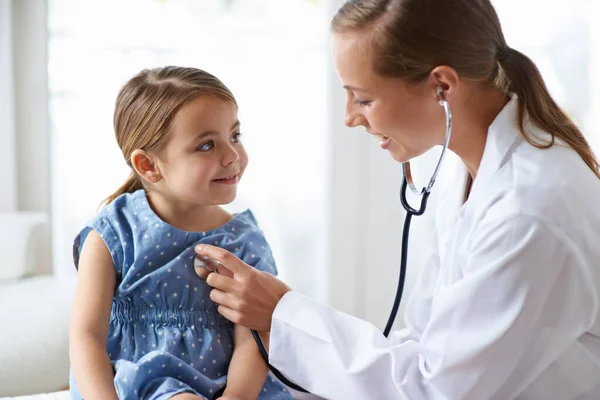 Mujer Niño Estetoscopio Pediatra Para Consulta Salud Control Pulmones Escuchar —  Fotos de Stock