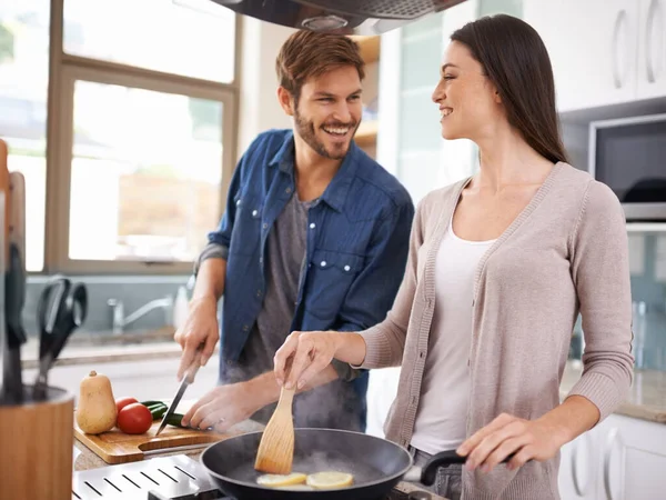 커플이고 부엌의 팬에서 요리하고 집에서 식사를 유기농 재료와 남자는 여자를 — 스톡 사진