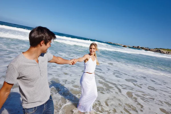 Дело Пляжной Любви Счастливая Молодая Пара Наслаждается Прогулкой Вдоль Пляжа — стоковое фото