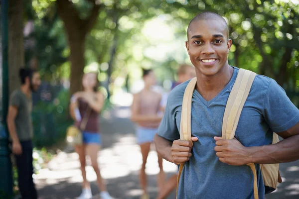 Homem Estudante Retrato Com Mochila Por Parque Campus Com Sorriso — Fotografia de Stock