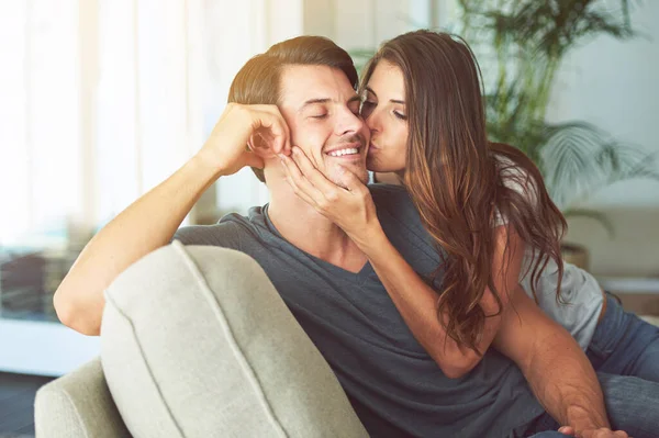 亲吻和男人的脸颊为夫妇放松在家里在爱 亲密和快乐相处的时间 与客厅里的人相处时的快乐 承诺或信任 感情和关怀 — 图库照片