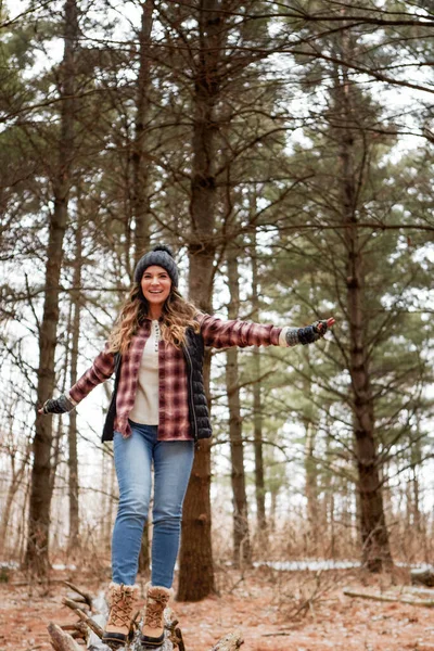 Niech Nadzieja Optymizm Przepływają Przez Ciebie Młoda Kobieta Spacerująca Drzewie — Zdjęcie stockowe