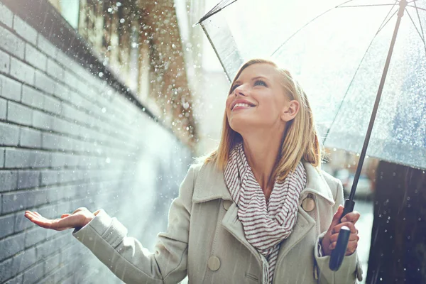 休日の傘 自由と幸福と街の笑顔 女性や雨滴 歩道や休暇の屋外で若い女性と冬の天気 雨や都市の通り — ストック写真